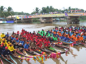 Long Boat Merriment Thailand Travel Guide